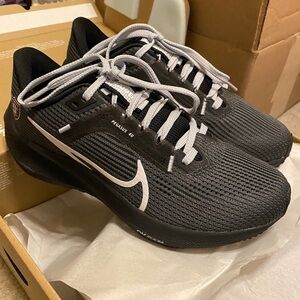 Nike Unisex Zoom Pegasus 40 Running Shoe